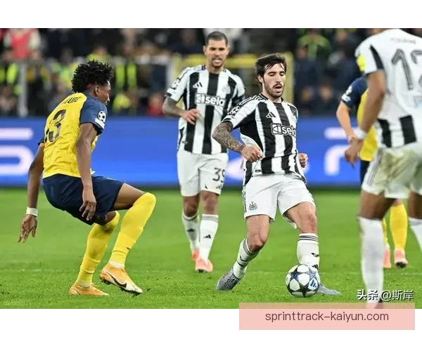 纽卡边路进攻特点表现出色，持续保持对对手防线的压力。